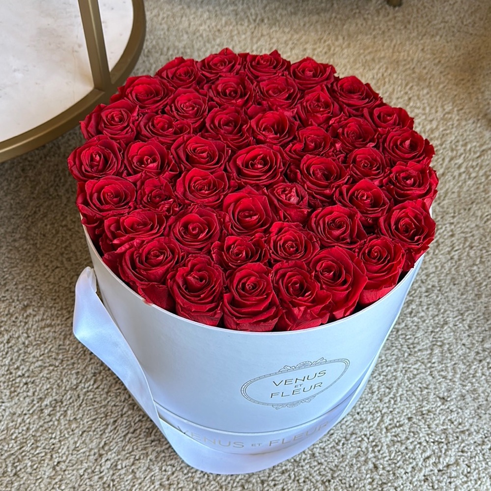 Venus Et Fleur Red Roses in White Box